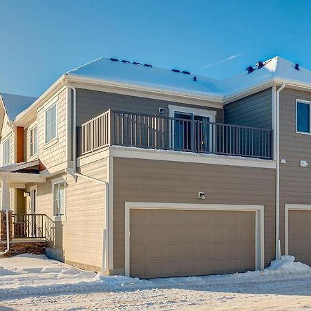New Home With Ac, Patio And Netflix Calgary Exterior photo